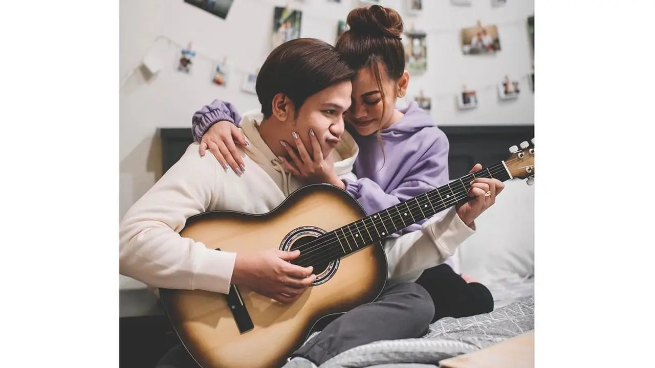 Lirik Lagu Semua Itu Karena Cinta - Jordi Onsu dan Frislly Herlind
