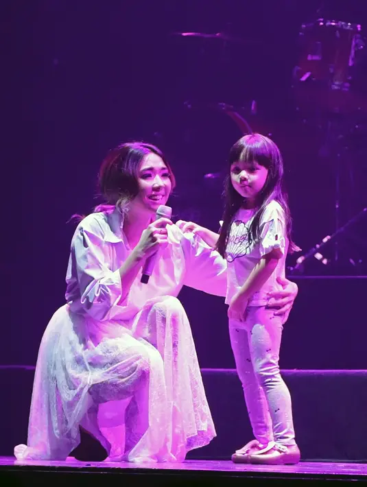 Gisella Anastasia dan Gempi duet di konser Dunia Lukas Graham. (Bambang E Ros/Fimela.com)
