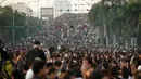 Lautan manusia iringi mobil yang membawa jenazah Raja Thailand Bhumibol Adulyadej ke Grand Palace, Bangkok, Thailand, Jumat (14/10). (REUTERS / Athit Perawongmetha)