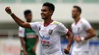 Penyerang sayap Bali United, Miftahul Hamdi, mencetak quattrick pertama di TSC saat membawa Bali United menang 4-2 atas PS TNI di Stadion Pakansari, Bogor, Minggu (20/11/2016). (Bola.com/Vitalis Yogi Trisna)