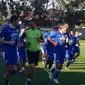 Persib bersama pelatih sementara, Herrie Setiawan, saat latihan, Kamis (10/8/2017), jelang keberangkatan ke Malang untuk melawan Arema. (Bola.com/Erwin Snaz)