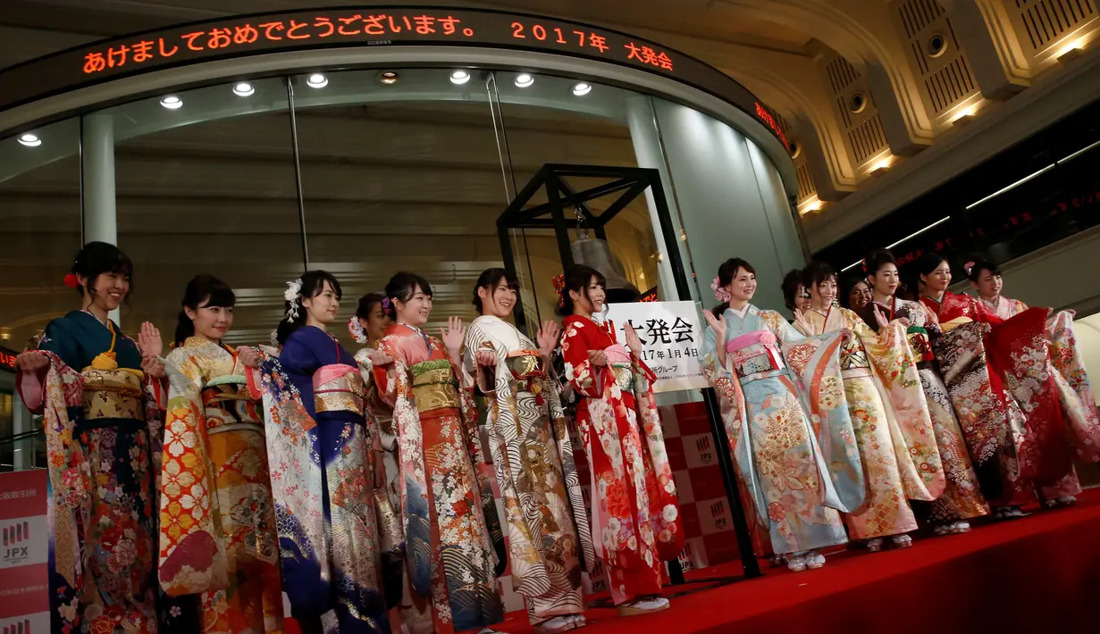 Gadis-gadis cantik berkimono saat memeriahkan pembukaan tahun baru Bursa Efek Tokyo (TSE), Tokyo (4/1). (Reuters/Kim Kyung-Hoon)