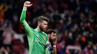 Meski lini belakang Manchester United sedang dalam kondisi buruk pada musim ini, David De Gea tetap mampu tampil konsisten menjaga gawang dari Setan Merah. Sebagai pemain yang sudah lama berseragam MU, ia layak dipertahankan oleh Erik Ten Hag musim depan. (AFP/Oscar Del Pozo)