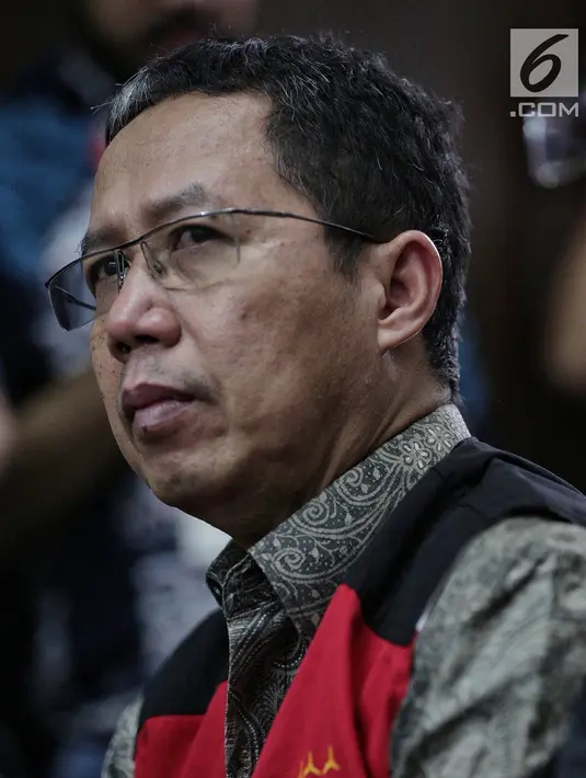 Mantan Pelaksana Tugas (Plt) Ketua Umum PSSI Joko Driyono saat menjalani sidang lanjutan di PN Jakarta Selatan, Kamis (9/5/2019). Dengan ditundanya sidang hingga 28 Mei, hakim Kartim Haeruddin meminta agar jaksa mempersiapkan seluruh saksinya. (Liputan6.com/Faizal Fanani)