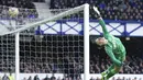 Penjaga gawang Everton Jordan Pickford melompat untuk menyelamatkan tendangan bebas saat melawan Aston Villa pada pertandingan sepak bola Liga Inggris di Stadion Goodison Park, Liverpool, Inggris, 22 Januari 2022. Aston Villa menang dengan skor 1-0. (AP Photo/Jon Super)