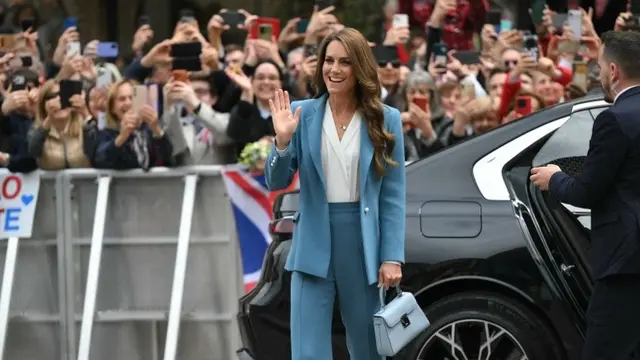 Kate Middleton Sapa Publik Italia dengan Setelan Biru dan Tas Mini Rp 76 Jutaan