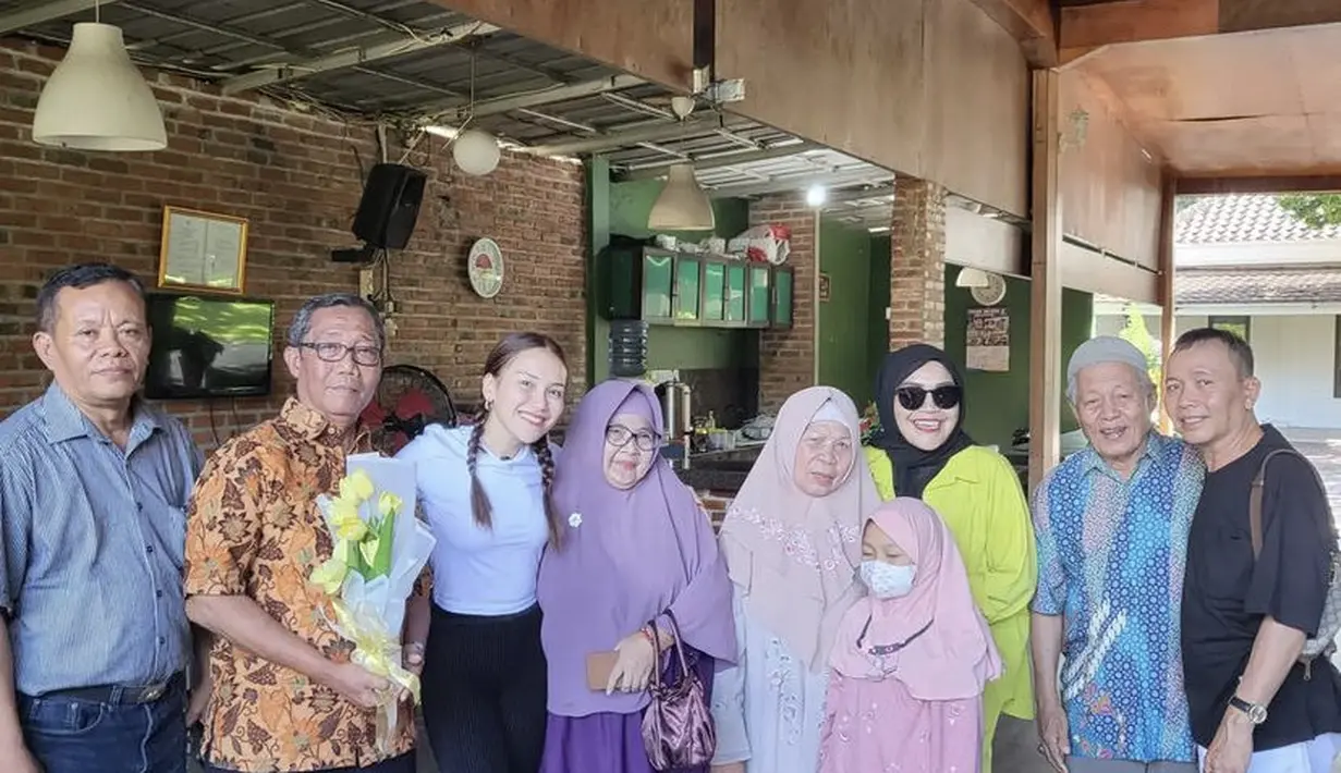 Ayu pun tampil simple dengan atasan t shirt putih serta celana hitam model cutbraynya (@ayutingting92)