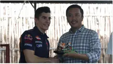 Dua pebalap MotoGP, Marc Marquez dan Dani Pedrosa, saling bertukar cenderamata dengan Menpora Imam Nahrawi. Marquez dan Pedrosa memberikan replika miniatur motornya, sementara menpora memberikan kain batik.
