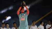 Kiper Persija Jakarta, Adixi Lenzivio, saat pengenalan tim untuk kompetisi musim 2020 di SUGBK, Jakarta, Minggu, (23/2/2020). (Bola.com/M Iqbal Ichsan)