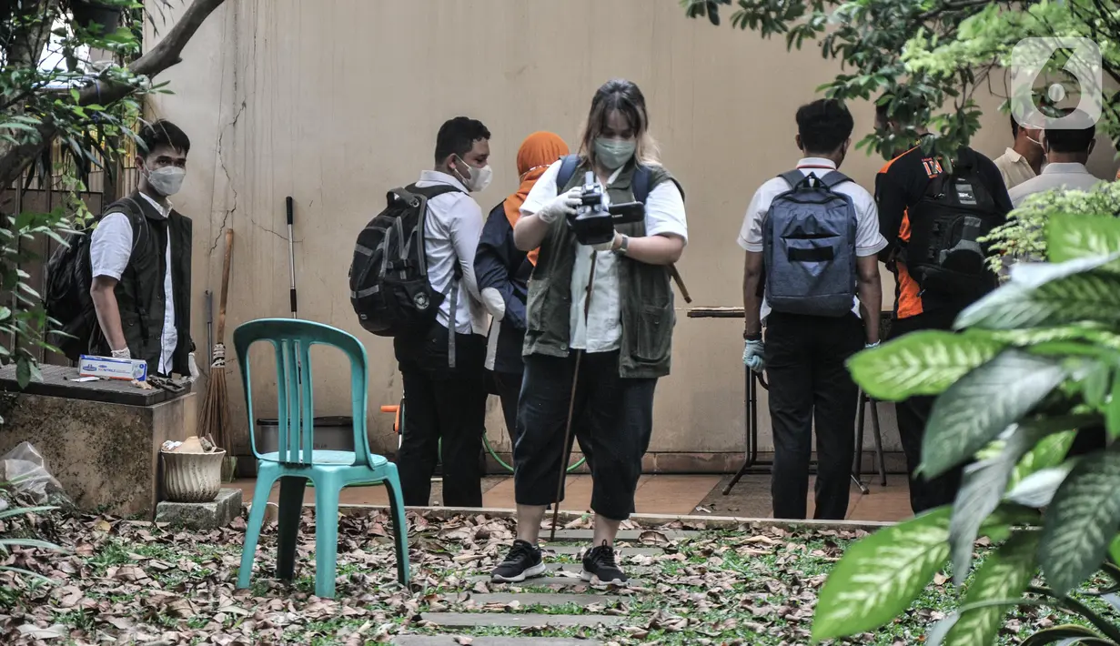 Tim Komnas HAM  meninjau TKP kasus penembakan Brigadir Yosua Nofriansyah Hutabarat atau Brigadir J di rumah dinas eks Kadiv Propam Polri Irjen Ferdy Sambo, Duren Tiga, Jakarta Selatan, Senin (15/8/2022). Selain itu, Komnas HAM akan mengecek jejak upaya penghalangan proses hukum (obstruction of justice). (merdeka.com/Iqbal S Nugroho)