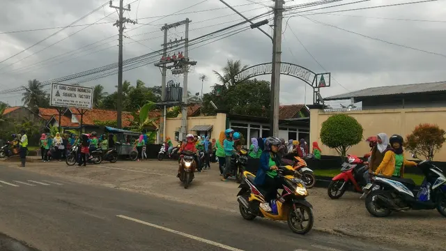 Pekerja perempuan pulang dari pabrik di Tinggarjaya, Sidareja, Cilacap. (Foto: Liputan6.com/Muhamad Ridlo)