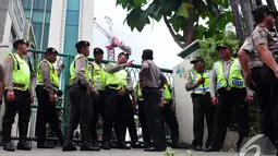 Polisi menjaga salah satu gerbang DPP PPP di Jalan Diponegoro, Menteng, Jakarta Pusat, Selasa (2/12/2014). (Liputan6.com/Johan Tallo)
