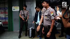 Tim KPK keluar dengan membawa barang bukti dari kantor Fredrich Yunadi berupa tiga buah koper dan sebuah kardus. 