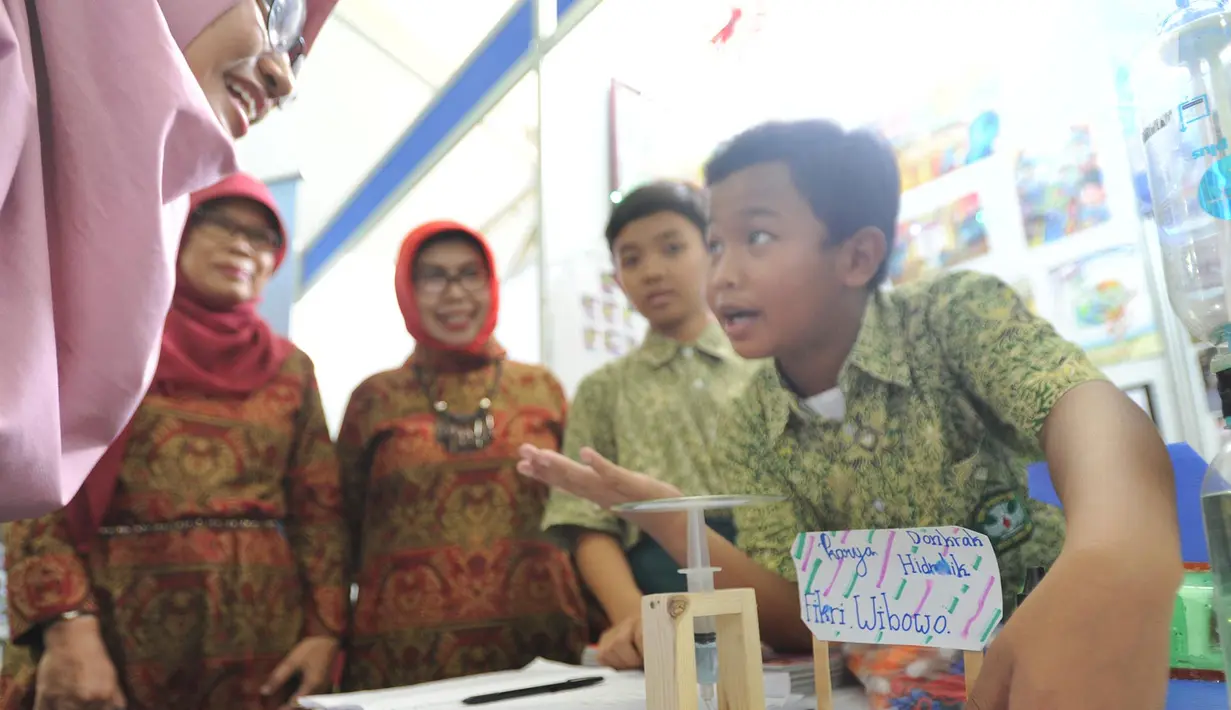 Murid SDN Puspiptek menjelaskan cara kerja dongkrak hidrolik ciptaannya   saat kegiatan Puspiptek Innovation Festival (PIF) 2018 di kawasan Puspiptek, Setu, Tangerang Selatan, kamis (27/9). (Merdeka.com/Arie Basuki)