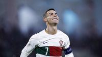 Pemain Portugal, Cristiano Ronaldo, melakukan selebrasi setelah mencetak gol ke gawang Luksemburg pada laga Kualifikasi Euro 2024 di Stade de Luxembourg, (26/3/2023). Pemain berusia 38 tahun ini telah mengoleksi empat gol. Masing-masing dua gol saat membantu timnas Portugal menang 4-0 atas Liechtenstein dan 6-0 atas Luksemburg. (AFP/Kenzo Tribouillard)