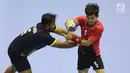 Pemain bola tangan Indonesia, Fitra Agung Aditya P (kanan) mencoba lolos dari kawalan pemain Malaysia pada penyisihan grup 3 bola tangan Asian Games 2018 di GOR PP POPKI, Jakarta, Minggu (26/8). Indonesia unggul 31-22. (Liputan6.com/Helmi Fithriansyah)