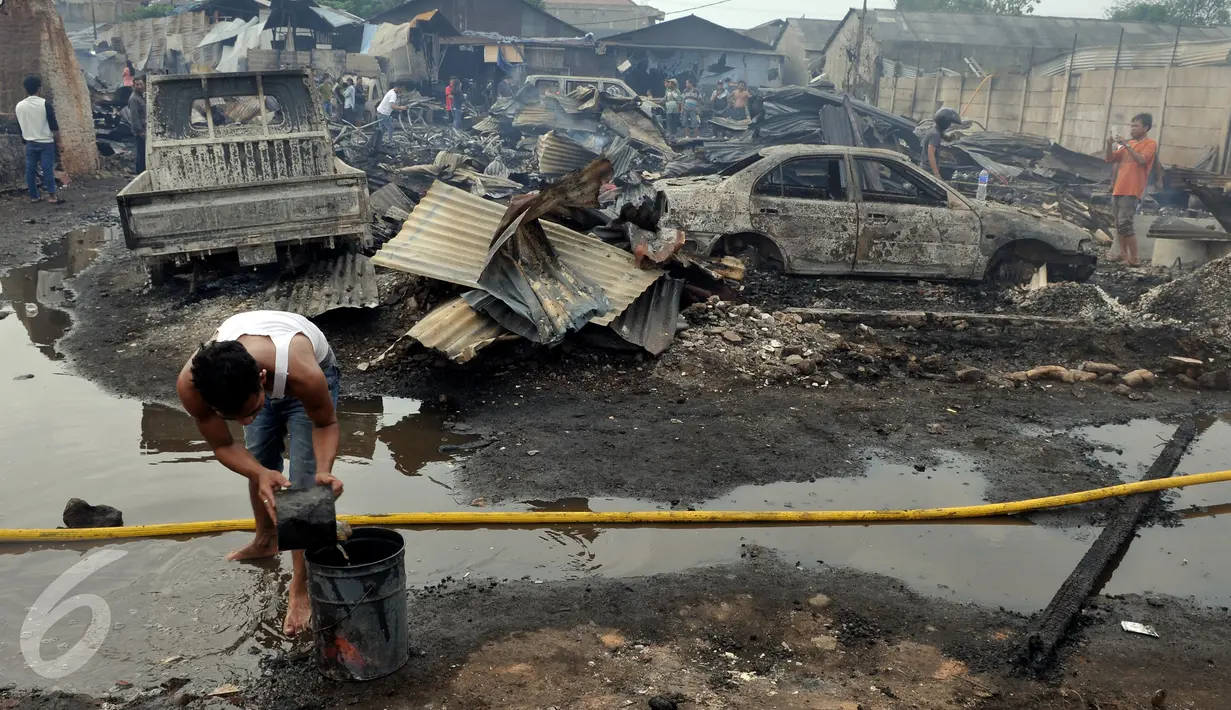 Kondisi di lokasi kebakaran yang melanda wilayah permukiman di Jalan Gotong Royong, RW 002 Pondok Bambu, Jakarta, Senin (8/8). Polisi masih mengusut penyebab kebakaran yang menghanguskan 90 rumah tersebut. (Liputan6.com/Johan Tallo)