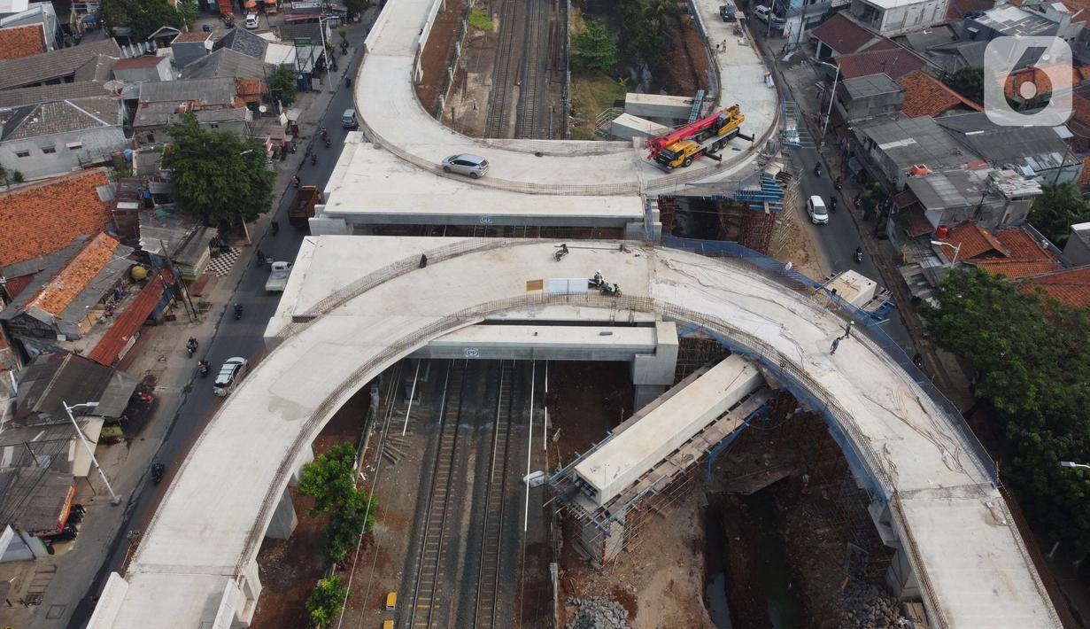 Foto udara suasana pembangunan jalan layang tapal kuda di kawasan Lenteng Agung, Jakarta, Rabu (5/8/2020). Progres pembangunan jalan layang tapal kuda di Lenteng Agung saat ini sudah mencapai 75 persen dan ditargetkan selesai pada Desember 2020. (Liputan6.com/Helmi Fithriansyah)