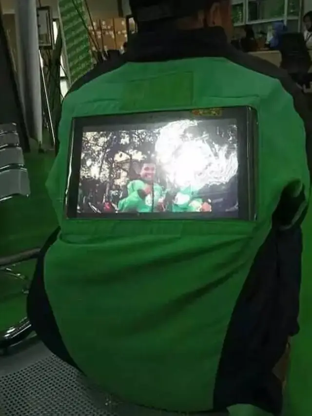 8 Potret Nyeleneh Jaket Ojol, Modifikasinya Kocak Banget
