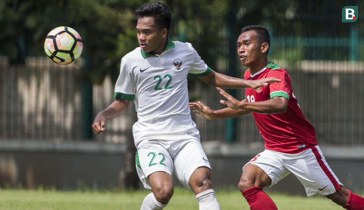 Gelandang Timnas Indonesia U-23, Irfan Jaya, berebut dengan bek Timnas Indonesia U-19, Dedi Maulana, saat uji coba di Lapangan ABC Senayan, Jakarta, Sabtu (24/2/2018). Timnas U-23 menang 5-0 atas Timnas U-19. (Bola.com/Vitalis Yogi Trisna)