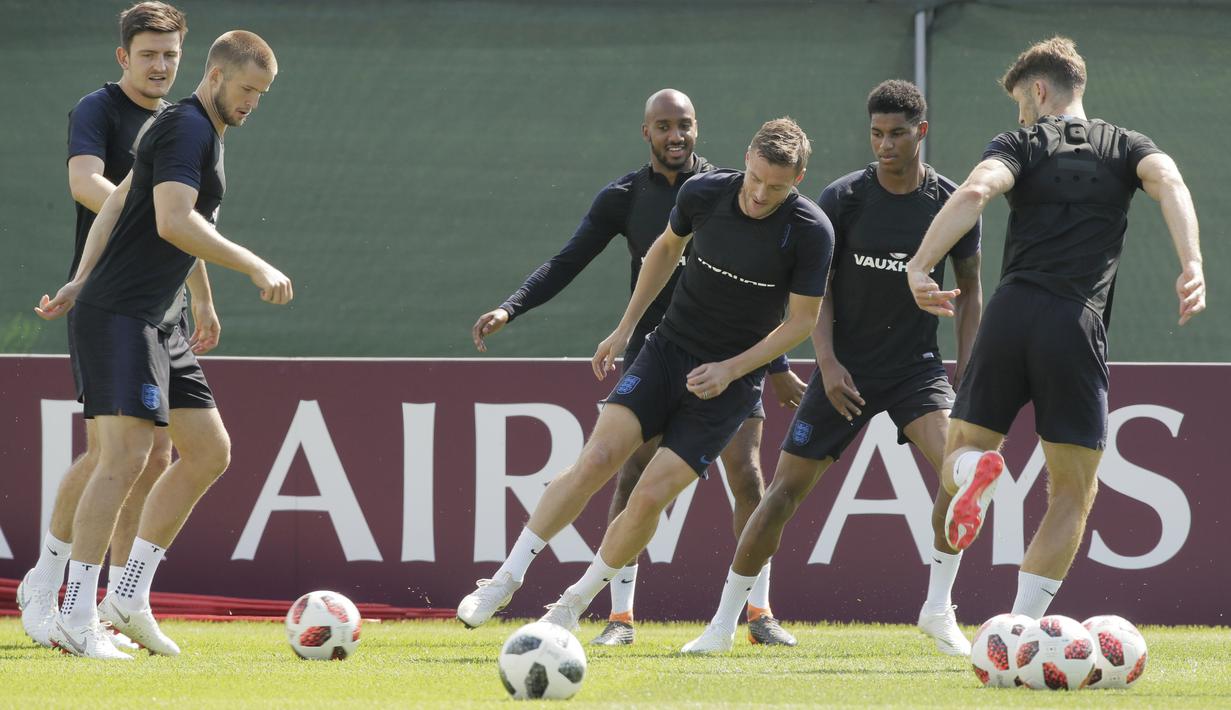 Aksi Jamie Vardy saat berlatih bersama rekan-rekannya di Zelenogorsk dekat St. Petersburg, Rusia, (13/7/2018). Inggris akan melawan Belgia untuk memperebutkan tempat ketiga Piala Dunia 2018. (AP/Dmitri Lovetsky)