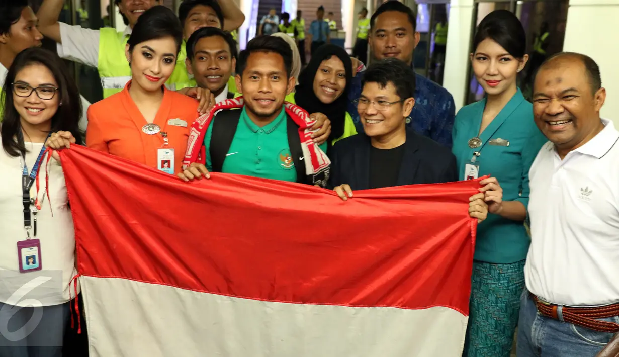 Pemain Timnas Indonesia, Andik Vermansyah (tengah) berfoto bersama penggemarnya di Bandara Soekarno Hatta, Tangerang, Minggu (18/12). Sebelumnya, Indonesia melakoni laga final kedua Piala AFF 2016 kontra Thailand. (Liputan6.com/Helmi Fithriansyah)