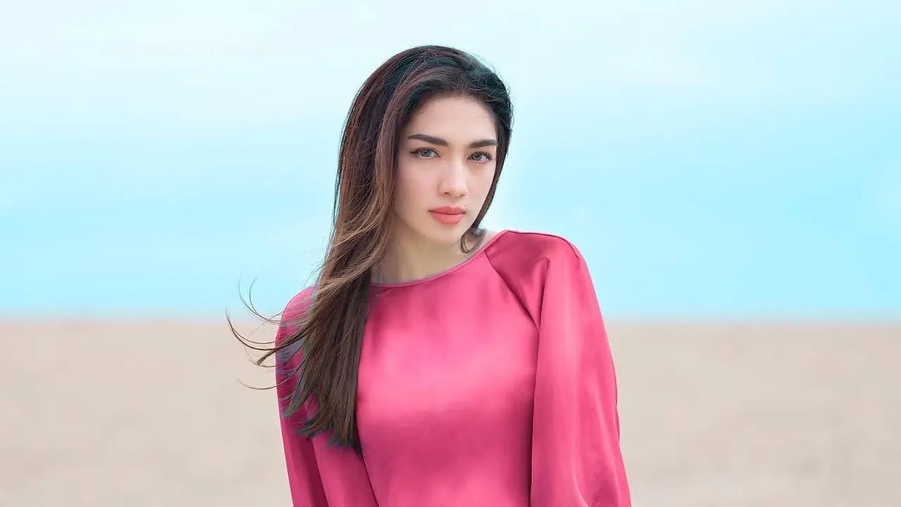 Potret Gaya Penampilan Angel Karamoy di Pantai