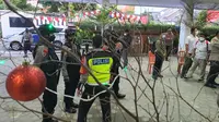 Aparat Gabungan di Depok Lakukan Pengamanan di Tempat Keramaian Saat Natal