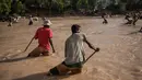Sejumlah buruh tambang mencari batu safir di sebuah sungai di kawasan pertambangan baru safir di Sakaraha, Madagaskar. (AFP Photo/Gianluigi Guercia)