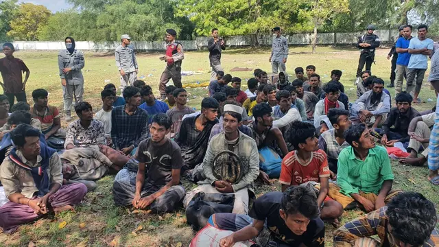Bakamla RI membantu mengevakuasi imigran ilegal Rohingya, Minggu