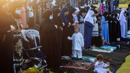 Umat muslim berkumpul melaksanakan salat Idul Adha di sebuah taman kota campuran Yahudi dan Arab, Jaffa, Israel, Jumat (31/7/2020). Ini adalah Idul Adha pertama sejak awal pandemi COVID-19. (AP Photo/Oded Balilty)