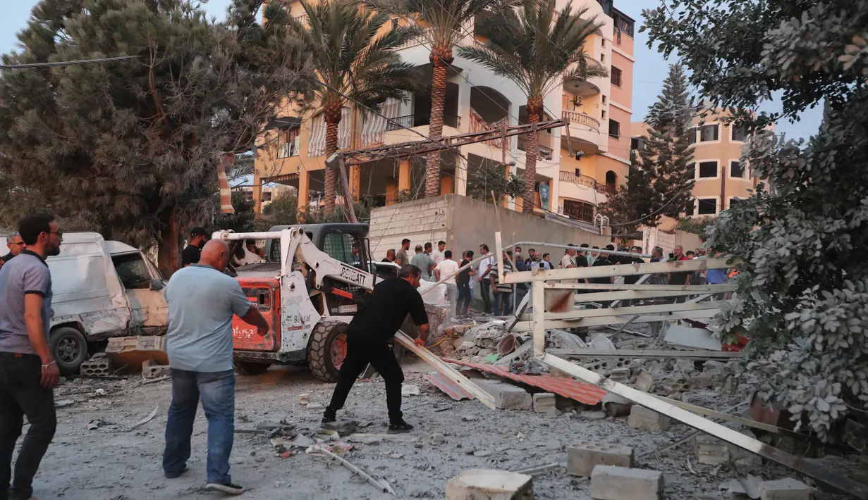 Sedikitnya satu orang tewas dan sembilan lainnya terluka dalam serangkaian serangan udara Israel ke Lebanon Selatan pada Kamis (6/11/2025). Tampak dalam foto, orang-orang memeriksa lokasi bangunan yang hancur akibat serangan udara Israel di desa Teir Debba, Lebanon Selatan, Kamis 6 November 2025. (AP Photo/Mohammad Zaatari)