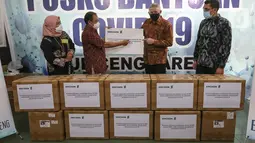 Ericsson Indonesia memberikan donasi 12.000 masker KN95 untuk tenaga medis di RSUD Cengkareng, Jakarta, Kamis (15/10/2020). Donasi ini merupakan bagian dari 25.000 masker KN95 yang untuk tiga rumah sakit rujukan COVID-19 di Jabodetabek. (Liputan6.com/Fery Pradolo)