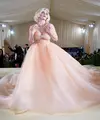 Pada perhelatan spesial ini, Billie Eilish juga tampil berbeda dari biasanya. Pilihan gaunnya jatuh pada rancangan Oscar de la Renta yang membuat tampilannya terlihat sangat memesona. (Foto: Instagram/ Oscar de la Renta).