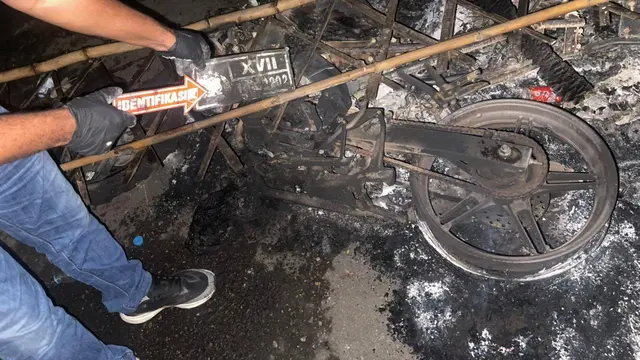 Kendaraan hangus terbakar saat kerusuhan di Stadion Lukas Enembe Papua. (Foto Polda Papua)