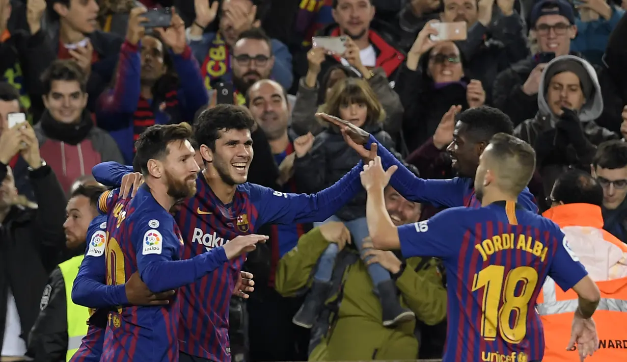 Barcelona meraih kemengan saat menjamu Villareal pada laga lanjutan La Liga Spanyol yang berlangsung di stadion, Camp Nou, Spanyol, Senin (3/12). Barcelona menang 2-0 atas Villareal. (AFP/Lluis Gene)