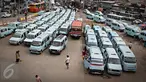 Puluhan mikrolet mengantre menunggu penumpang di Terminal Kampung Melayu, JakartaTimur, Selasa (17/11). Dinas Perhubungan DKI Jakarta menunda penerapan sanksi bagi angkutan umum yang tidak menutup pintu saat berjalan. (Liputan6.com/Immanuel Antonius)