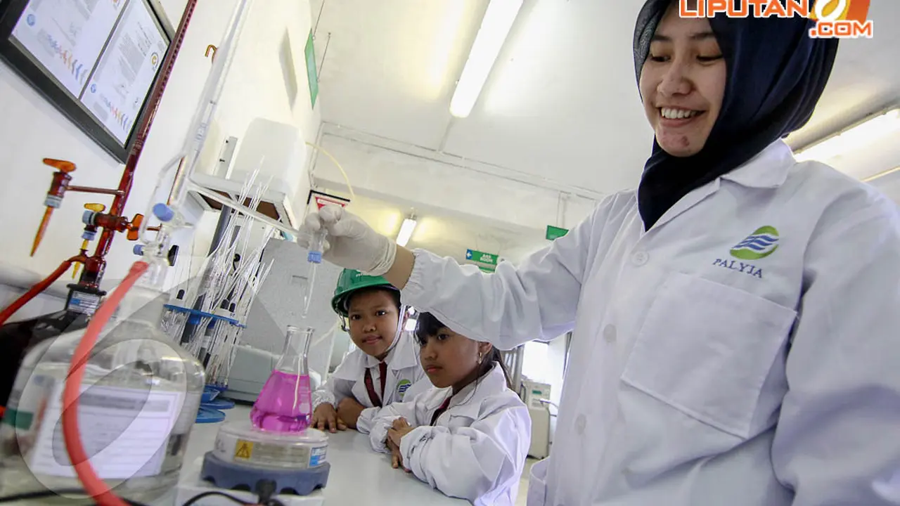 Puluhan Pelajar Jajal Uji Analisa Air
