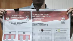 Petugas Komisi Pemilihan Umum (KPU) memperkenalkan contoh lima surat suara Pemilu 2019 di Gedung KPU, Jakarta, Senin (10/12). Pemilu 2019 akan diawasi oleh Bawaslu. (Merdeka.com/Iqbal Nugroho)
