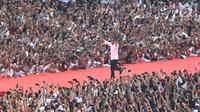 Capres 01 Joko Widodo berlari menyapa pendukungnya saat kampanye akbar bertajuk 'Konser Putih Bersatu' di Stadion Gelora Bung Karno, Jakarta, Sabtu (13/4). Dalam kampanyenya Jokowi mengajak  untuk mencoblos pasangan 01 Jokowi-Ma'ruf Amin saat Pemilu 2019. (Liputan6.com/Angga Yuniar)