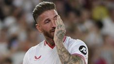 Sergio Ramos menyeka matanya saat perkenalan pemain baru Sevilla yang berlangsung di Stadion Ramon Sanchez Pizjuan, Sevilla, Rabu (06/09/2023) waktu setempat. Ramos kembali ke klub masa kecilnya, Sevilla setelah 18 tahun. (AFP/Cristina Quicler)