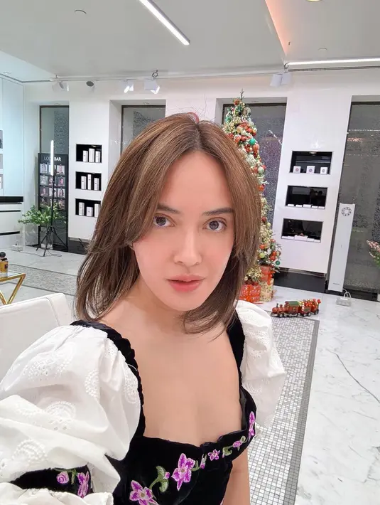 Tanpa riasan berlebih, Shandy Aulia makin terlihat seperti ABG dengan rambut barunya. [@shandyaulia]