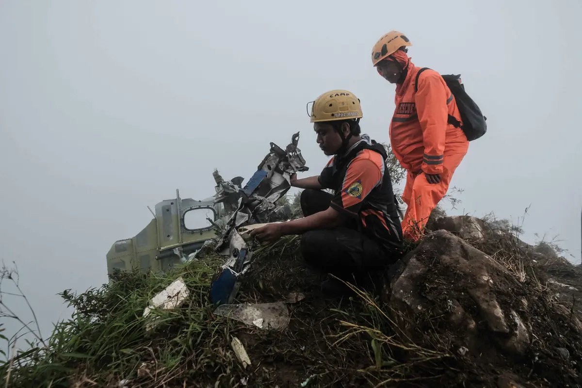Puing Pesawat ATR 42-500 Ditemukan, Evakuasi Korban dan Material Berlanjut