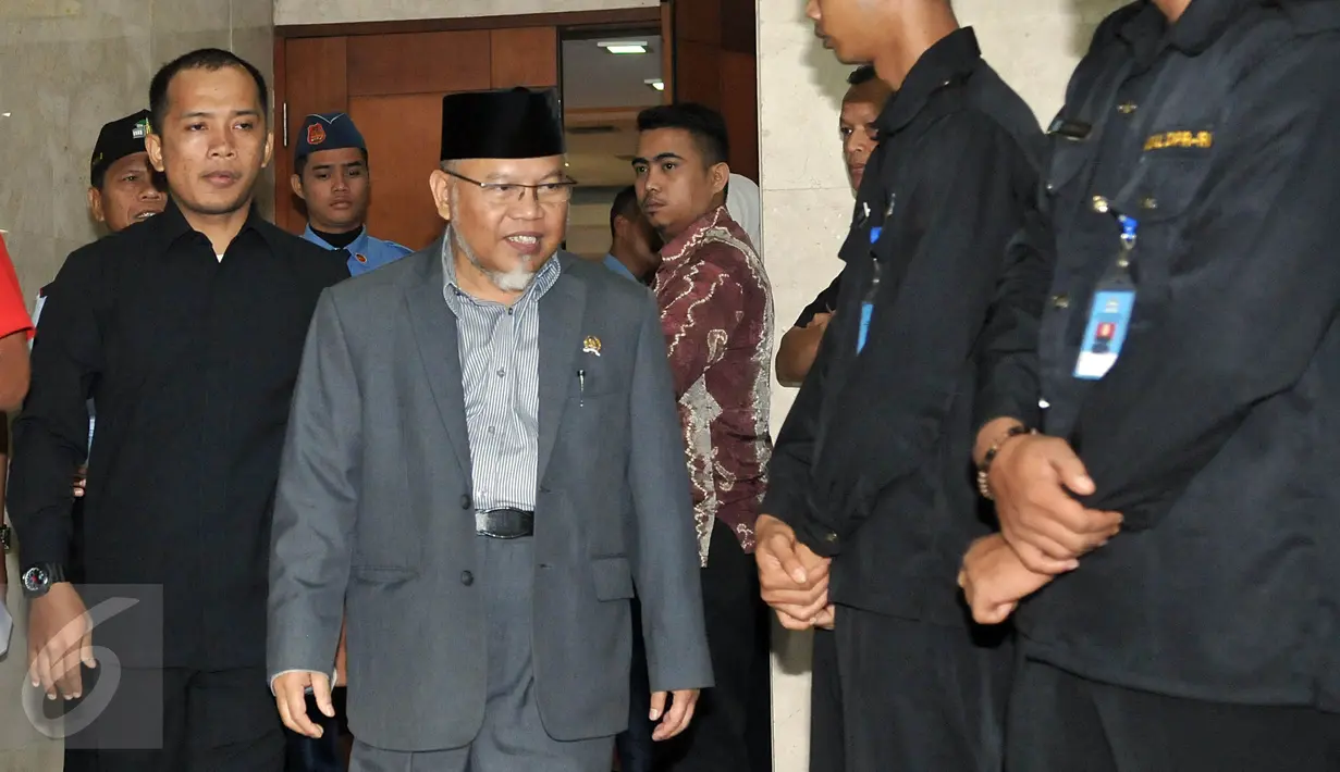 Ketua MKD, Surahman Hidayat keluar dari ruang sidang jelang putusan kasus pelanggaran kode etik di Senayan, Jakarta, Rabu (16/12/2015). Sidang MKD beragenda putusan kasus Pelanggaran Etik Ketua DPR Setya Novanto. (Liputan6.com/Johan Tallo) 