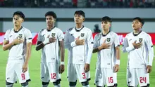Hingga akhir pertandingan skor tidak berubah, Indonesia U-17 kalah telak tujuh gol tanpa balas dari China. Tampak dalam foto, pemain Timnas Indonesia U-17 jelang bertanding melawan China dalam laga uji coba di Indomilk Arena, Tangerang, Banten, Minggu (8/2/2026). (Bola.com/M Iqbal Ichsan)