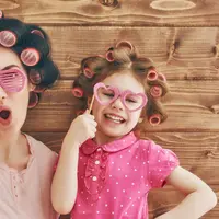 Sesungguhnya kebahagiaan seorang ibu sangat sederhana, cukup dengan kehadiran anaknya. (Foto: 1800flowers.com)