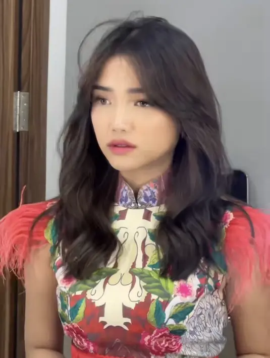 Fuji pun mengenakan makeup natural dengan lipstik pink dan blush on tipisnya. [@fuji_an]