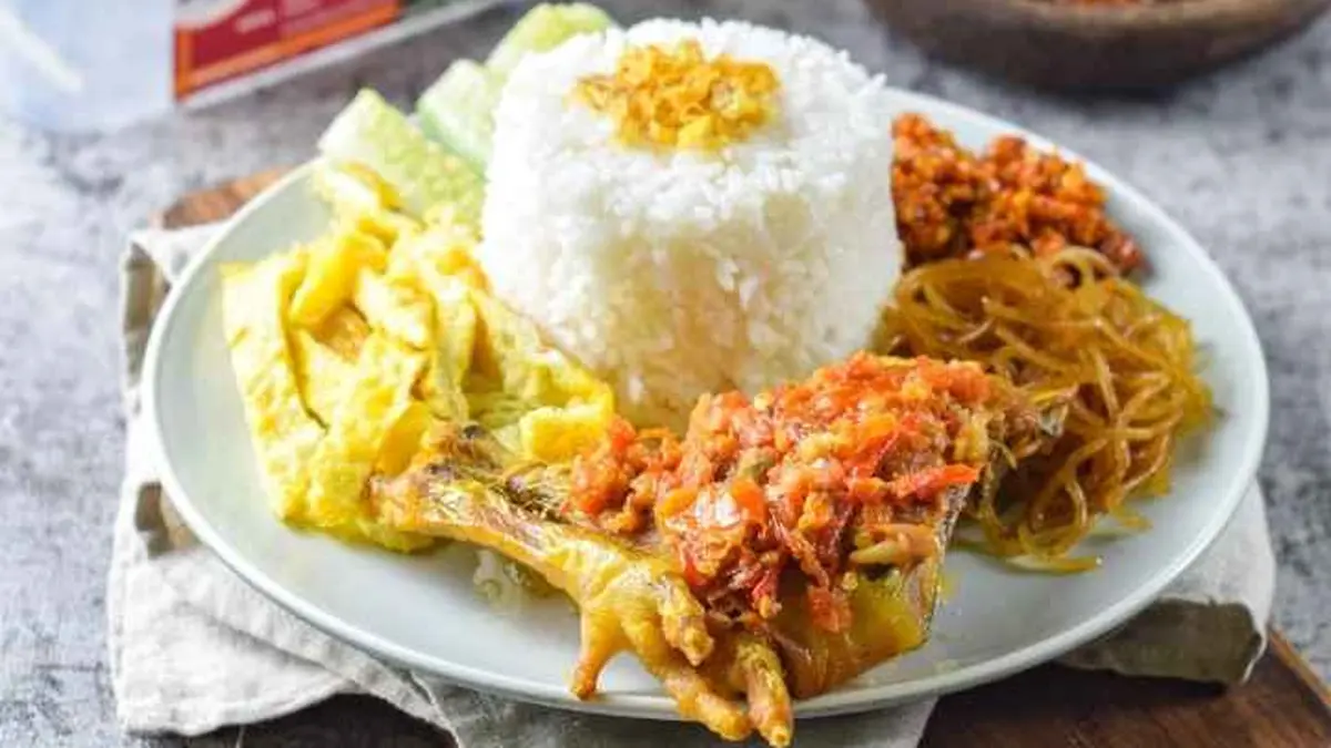 Nasi uduk, ayam goreng mentega, cah buncis wortel, sambal, dan kerupuk