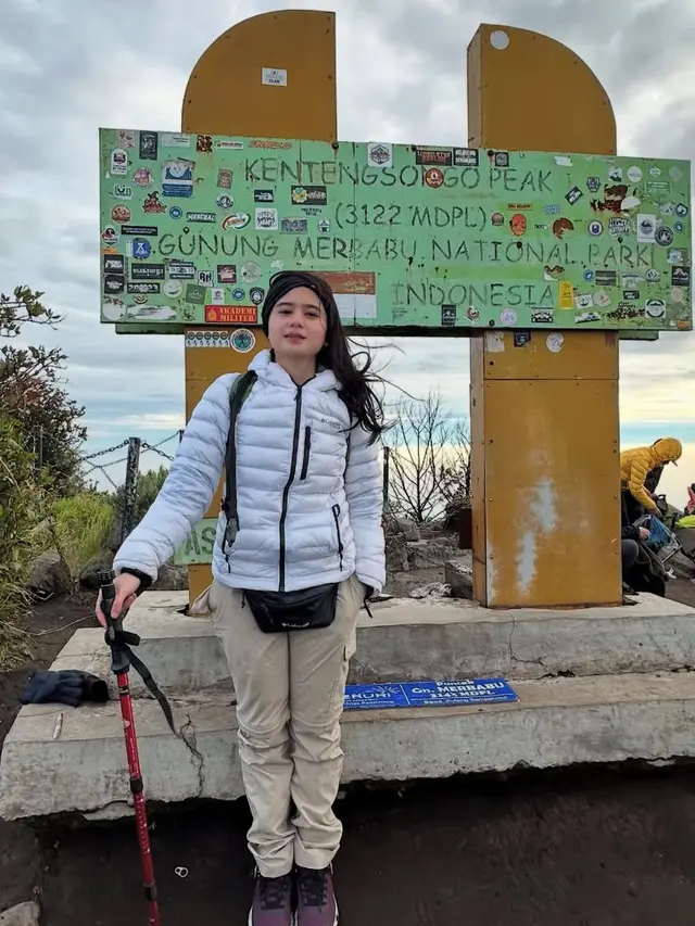 Tissa Biani saat Naik Gunung Merbabu Sambil Tanam Pohon. [@tissabiani]
