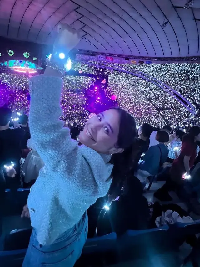 Prilly Latuconsina di Konser Coldplay. [@prillylatuconsina96]